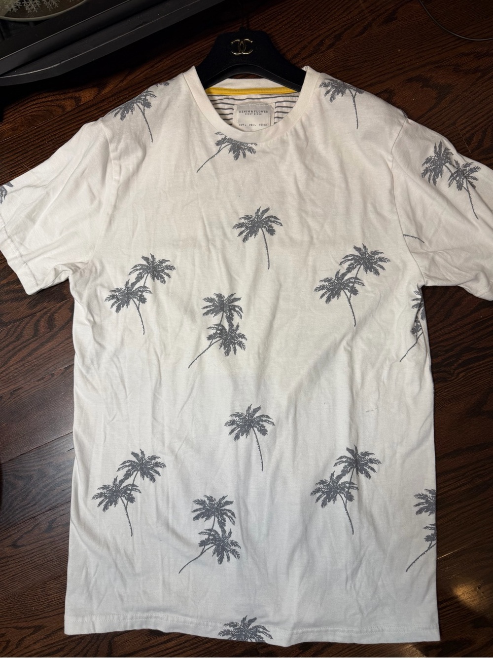 Denim & Flower White T-Shirt with Gray Palm Tree Print Size L